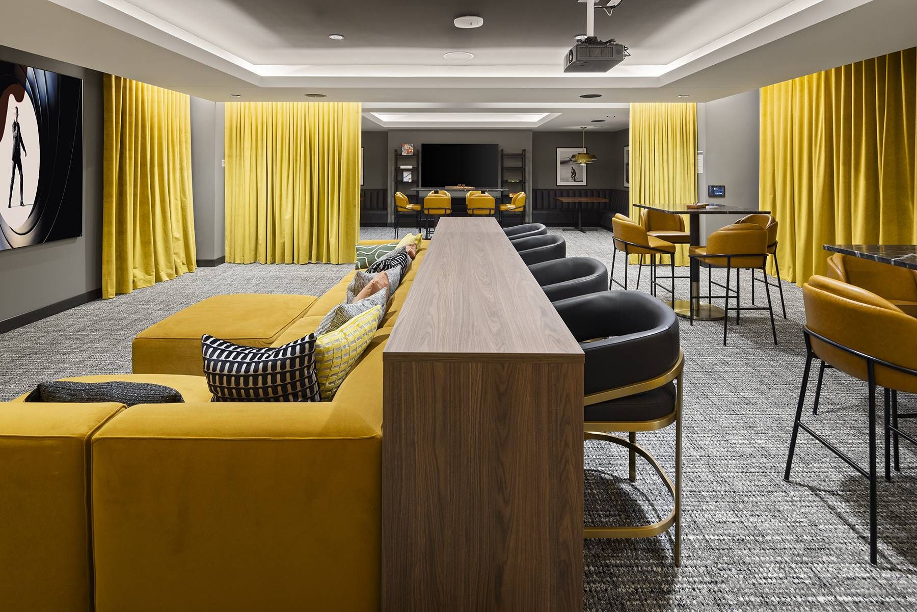 Groove lofts by Sherman Associates in Minneapolis, Minnesota lounge with seating and TVs.